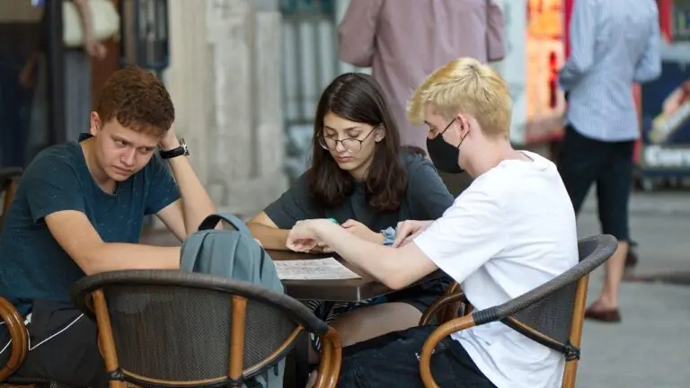 Jovens assintomáticos impulsionam a disseminação do coronavírus, alerta OMS