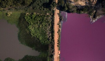 Lagoa paraguaia fica roxa de um lado e permanece azul do outro, fato intriga cientistas