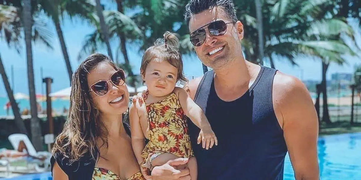 Li Martins e JP Mantovani com a filha posados sorrindo