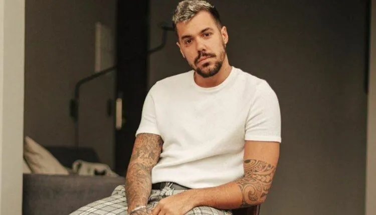 Lipe Ribeiro sentado olhando para frente