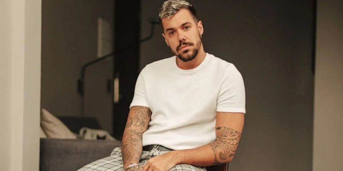 Lipe Ribeiro sentado olhando para frente