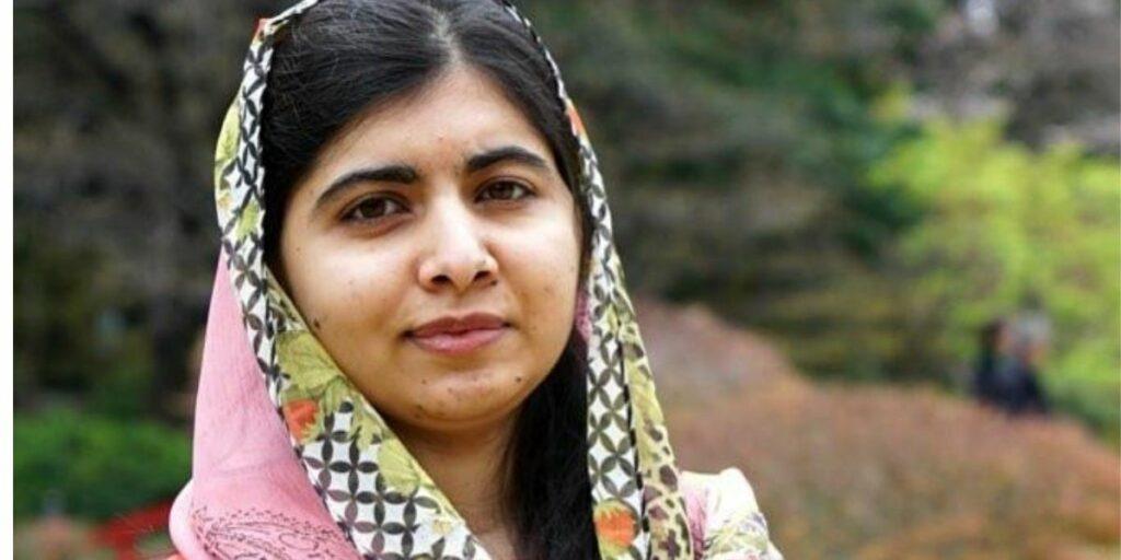 Malala Yousafzai posada olhando para frente