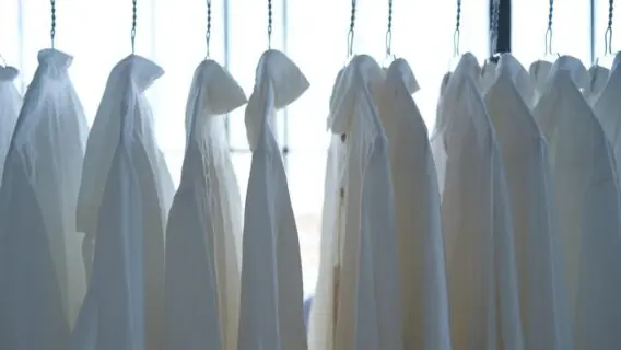 Como tirar mancha de roupa branca: aprenda métodos seguros e eficazes