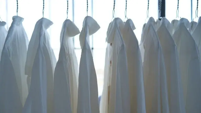 Como tirar mancha de roupa branca: aprenda métodos seguros e eficazes
