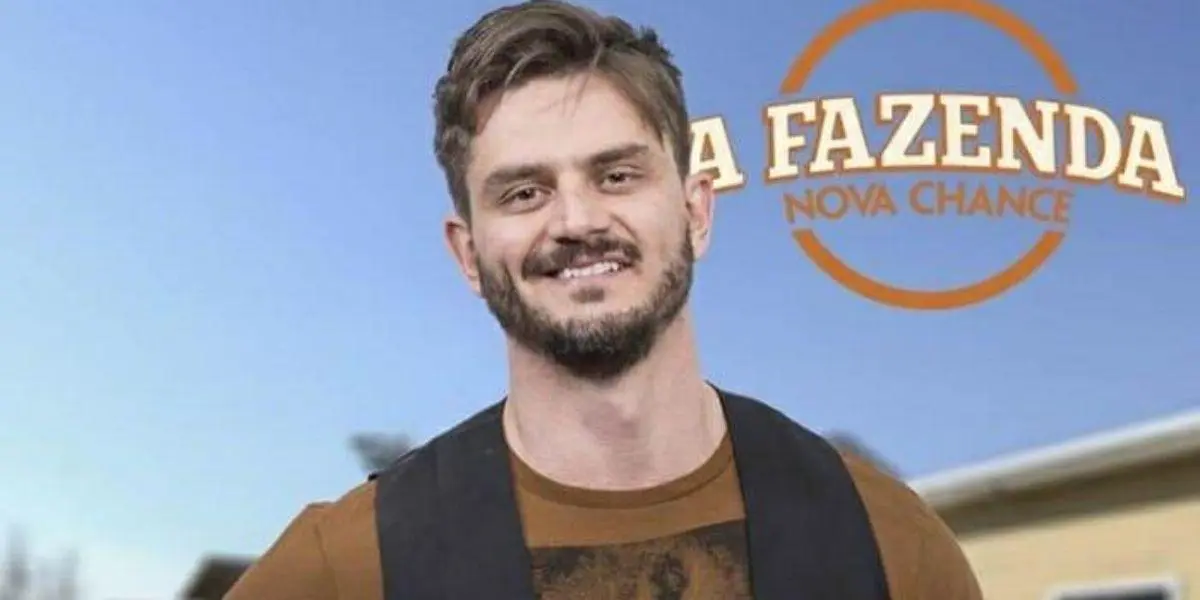 Marcos Harter posado sorrindo. Atrás tem o logo de "A Fazenda - A Nova Chance"