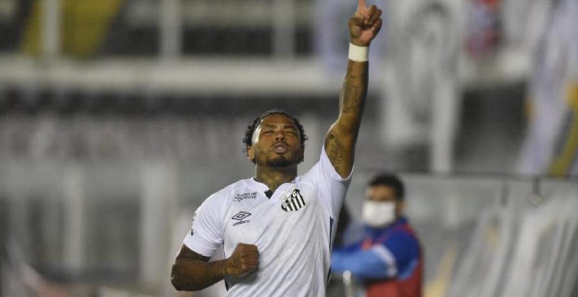 Marinho comemora gol pelo Santos; atacante foi a mais recente vítima de racismo no futebol