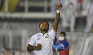 Marinho comemora gol pelo Santos; atacante foi a mais recente vítima de racismo no futebol