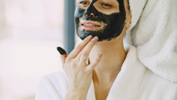 Máscara de argila preta: a lama vulcânica que desintoxica e firma a pele