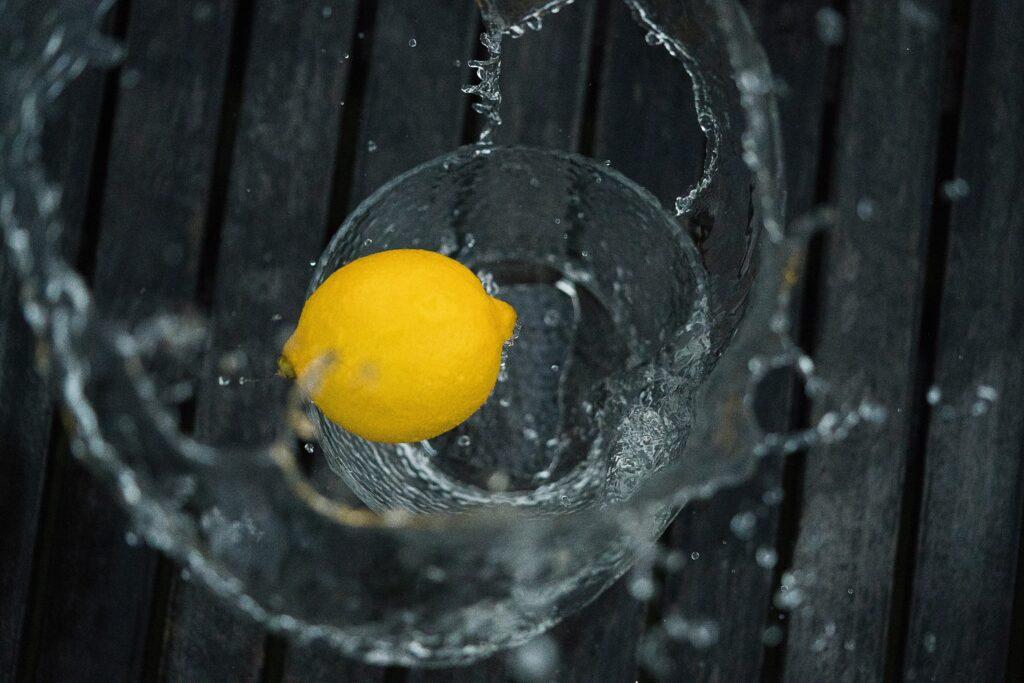 limão imerso em água