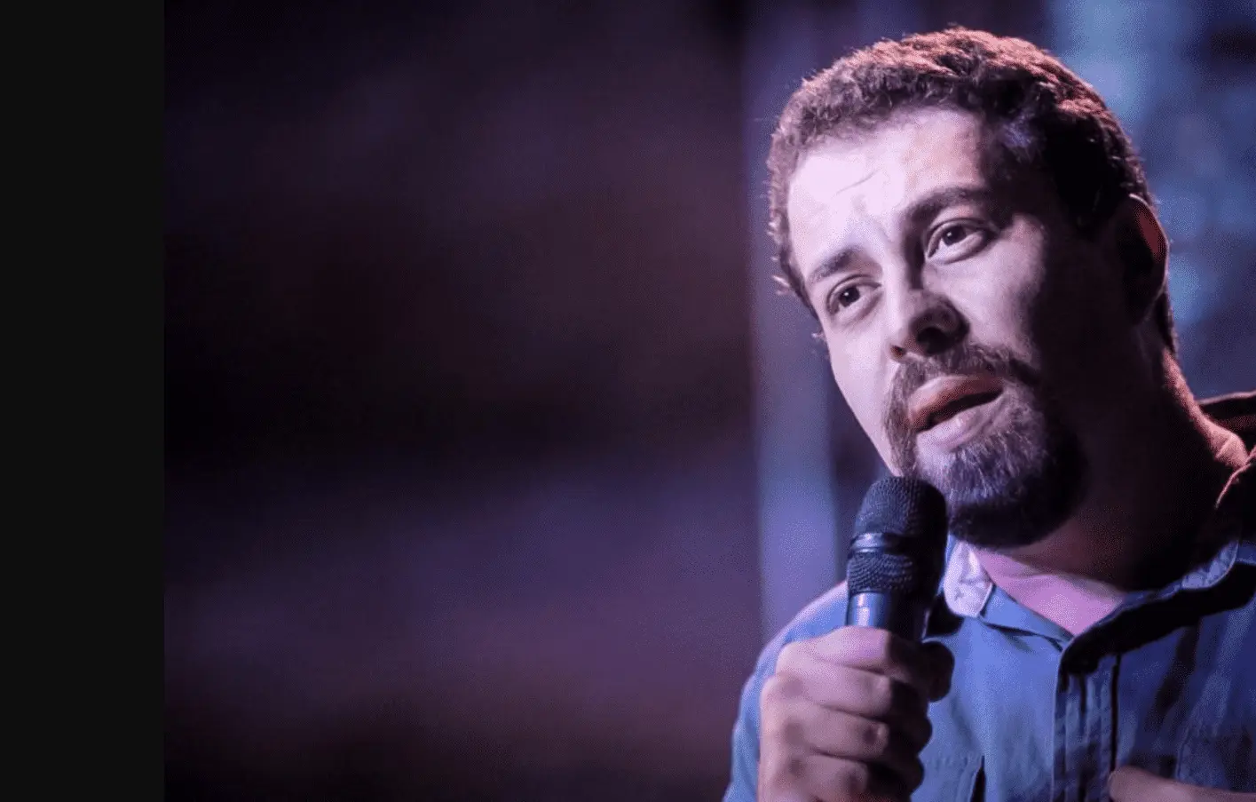 Foto mostra Guilherme Boulos falando ao microfone.