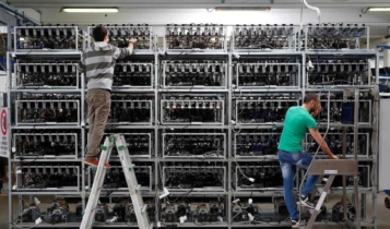 matéria sobre questionamento de mineradores da proibição da china de mineração do bitcointécnicos fazendo manutenção em uma mineradora industrial para minerar bitcoin