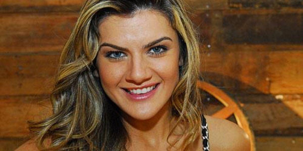 Mirella Santos posada sorrindo