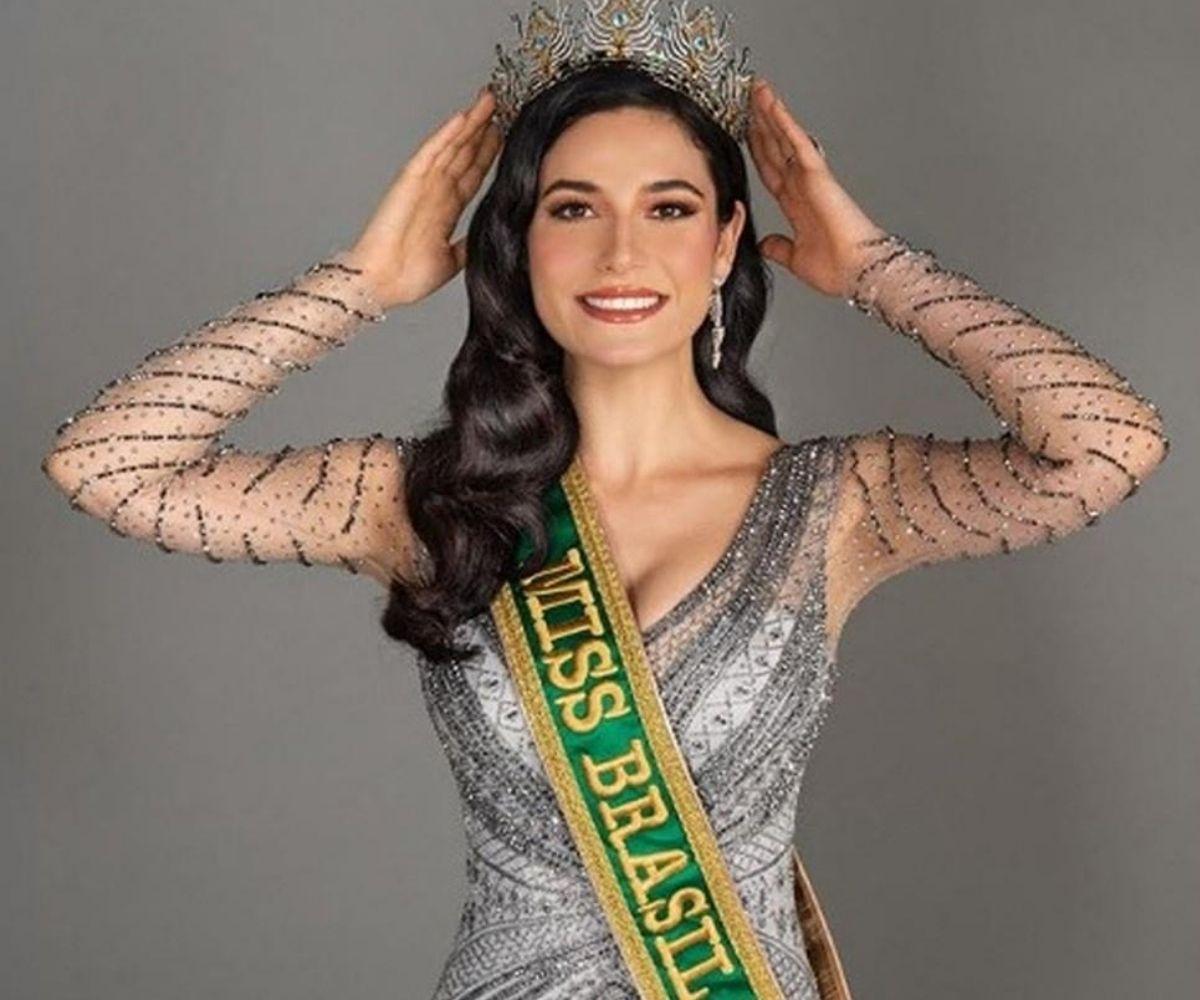 Eleita Miss Brasil 2020, Julia Gama posada com a coroa na cabeça e a faixa de Miss Brasil