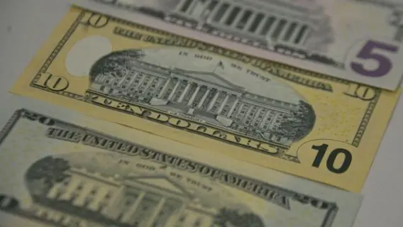 Dólar sobe a R$ 5,60 após Bolsonaro rejeitar ‘Renda Brasil’ de Guedes