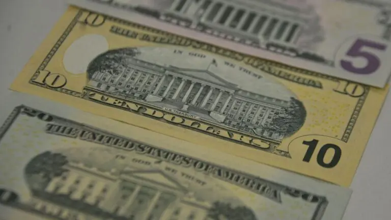 Dólar sobe a R$ 5,60 após Bolsonaro rejeitar ‘Renda Brasil’ de Guedes