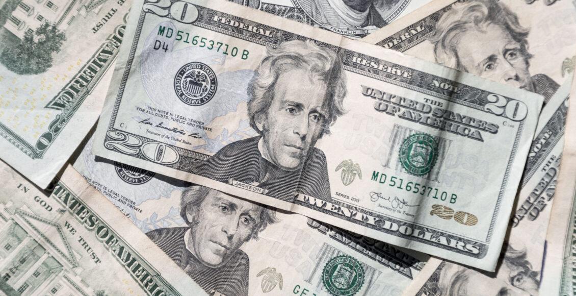 Foto mostra várias notas de dólar.