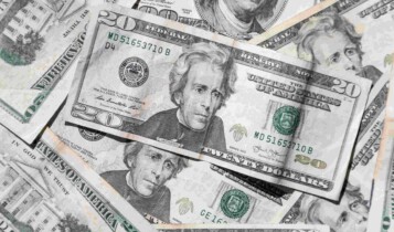 Foto mostra várias notas de dólar.
