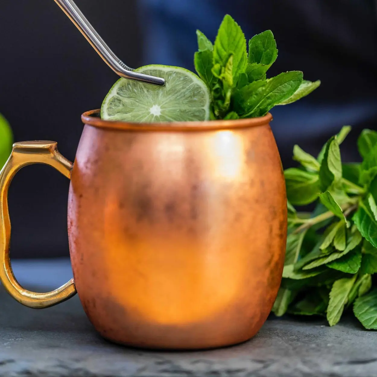 Imagem do Moscow Mule com limão. Moscow Mule, drink da canequinha