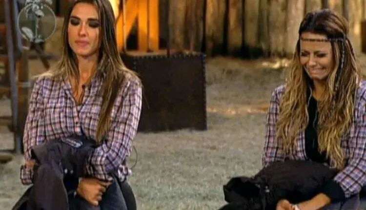 Nicole Bahls e Viviane Araújo lado a lado em "A Fazenda". Viviane, à direita está chorando