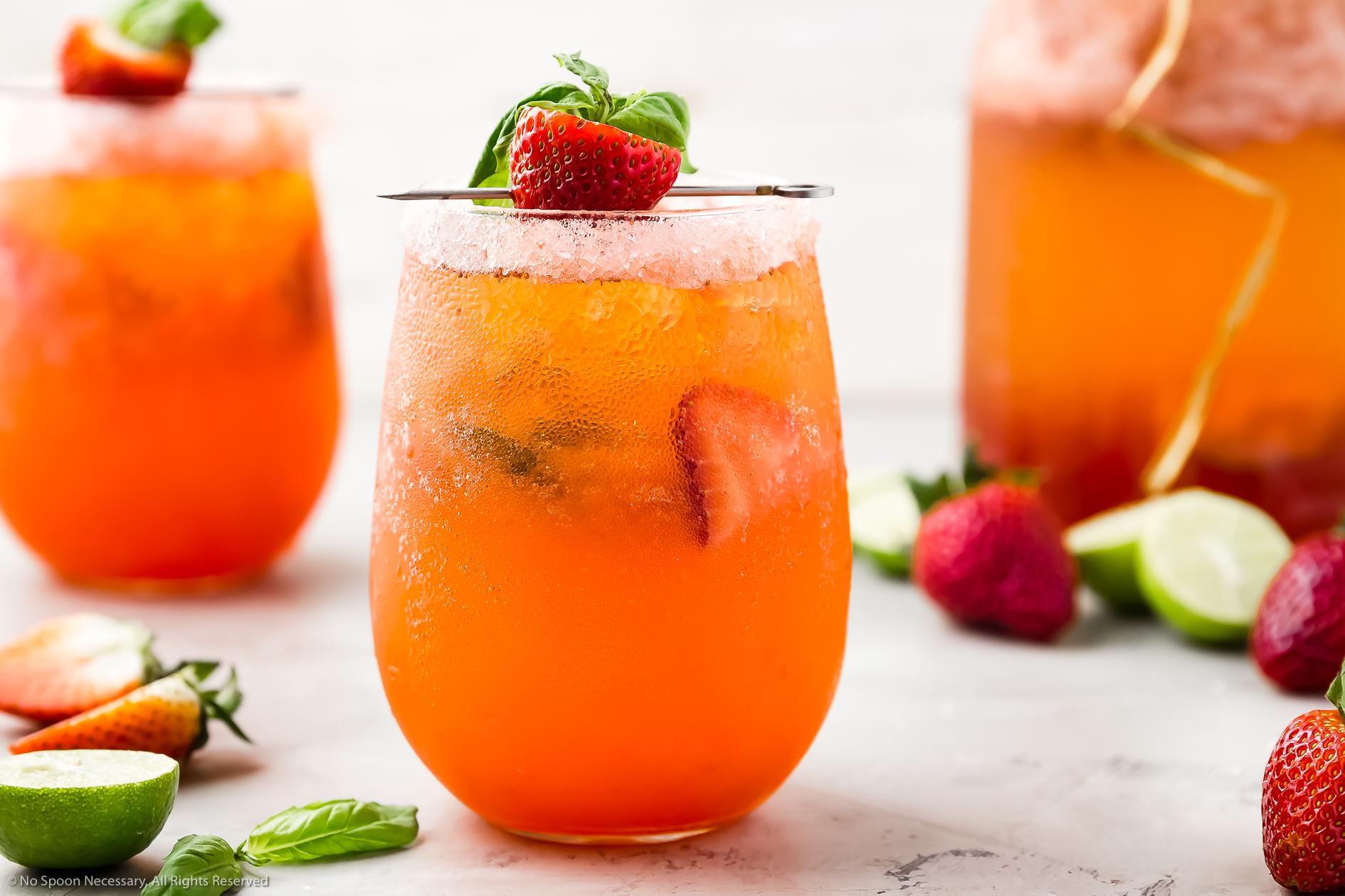 Foto de copos servidos com drink de morango.