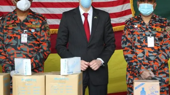 Novos casos de Covid-19 nos EUA diminuem. País ainda registra mil mortes ao dia