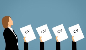Ilustração com uma mulher à direita e alinhada a quatro quadros brancos com "CV" ao meio, expostos por braços estirados