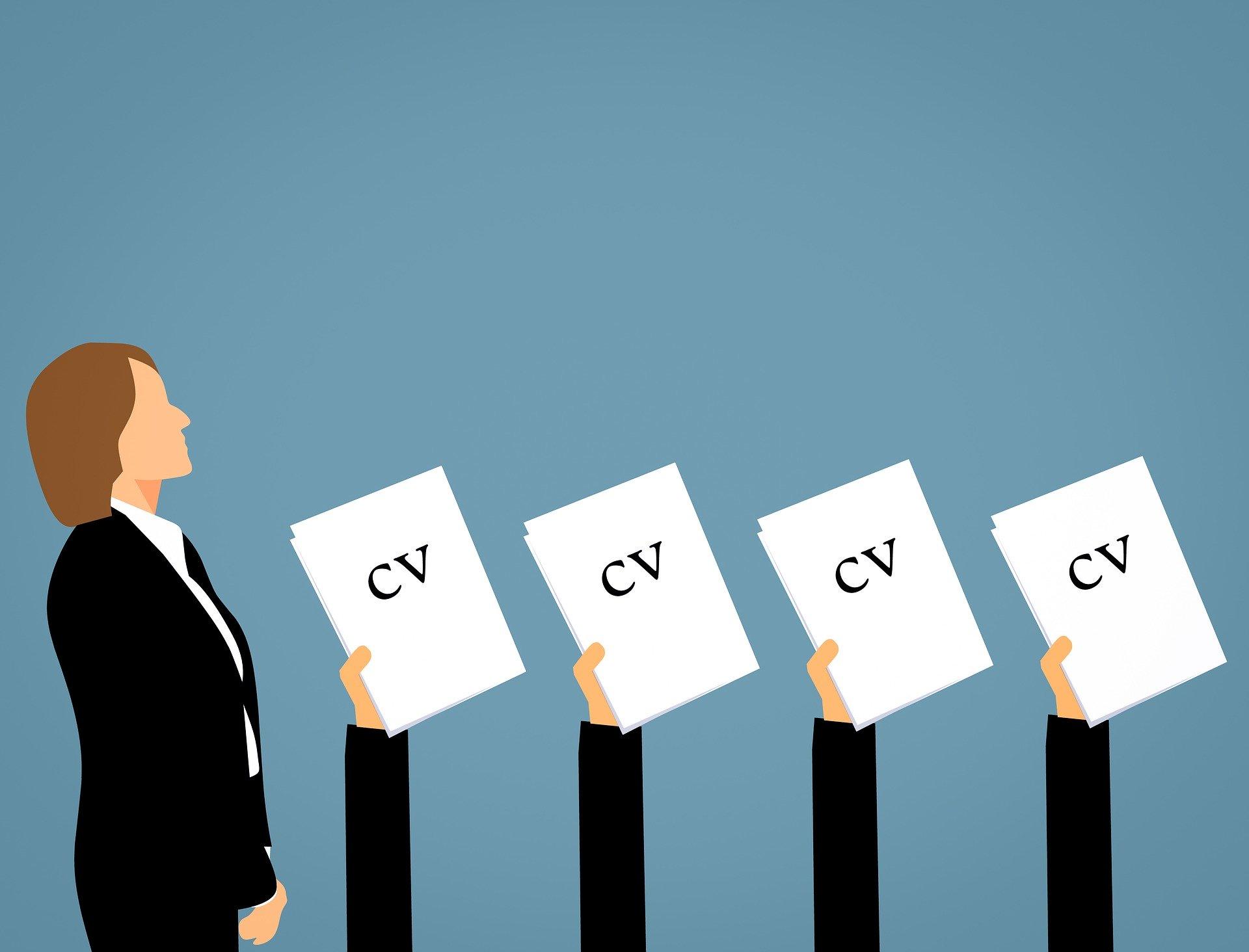 Ilustração com uma mulher à direita e alinhada a quatro quadros brancos com "CV" ao meio, expostos por braços estirados
