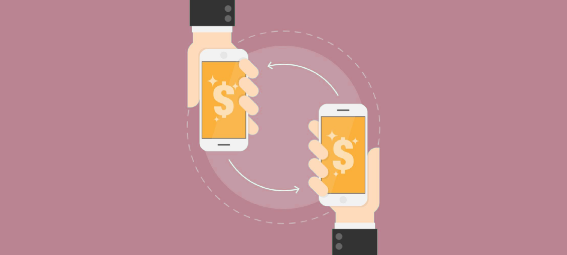 duas mãos segurando celulares com app de transferência de dinheiro PIX