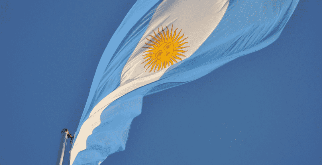 Foto mostra bandeira da Argentina tremulando