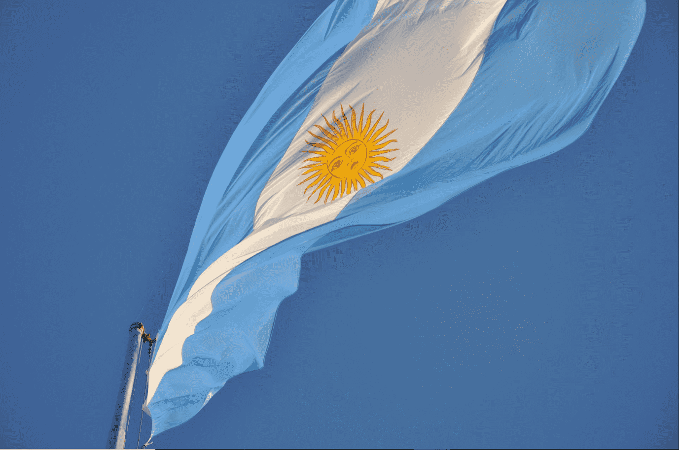 Foto mostra bandeira da Argentina tremulando