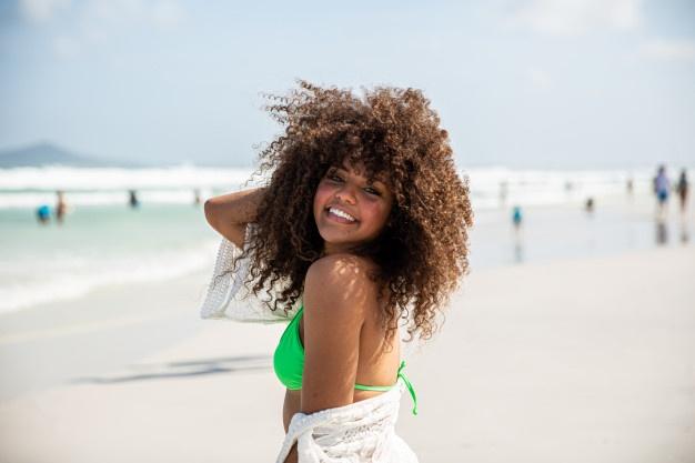Preta afro jovem linda garota cabelos cacheados biquini praia ferias de ferias de verao afro americano 63135 603