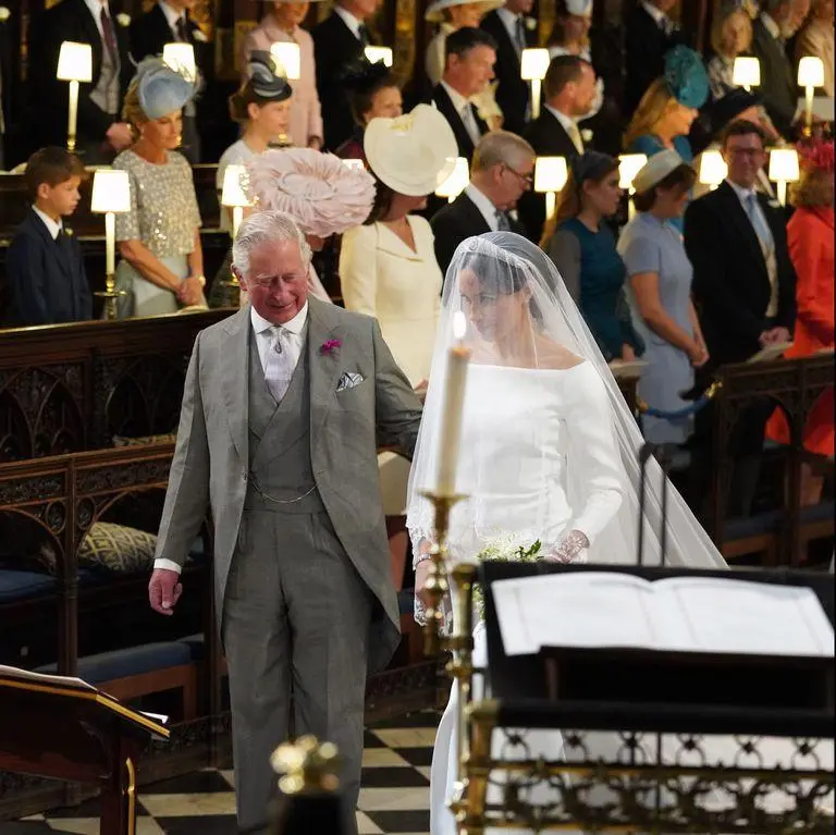 Príncipe Charles leva Meghan Markle ao altar