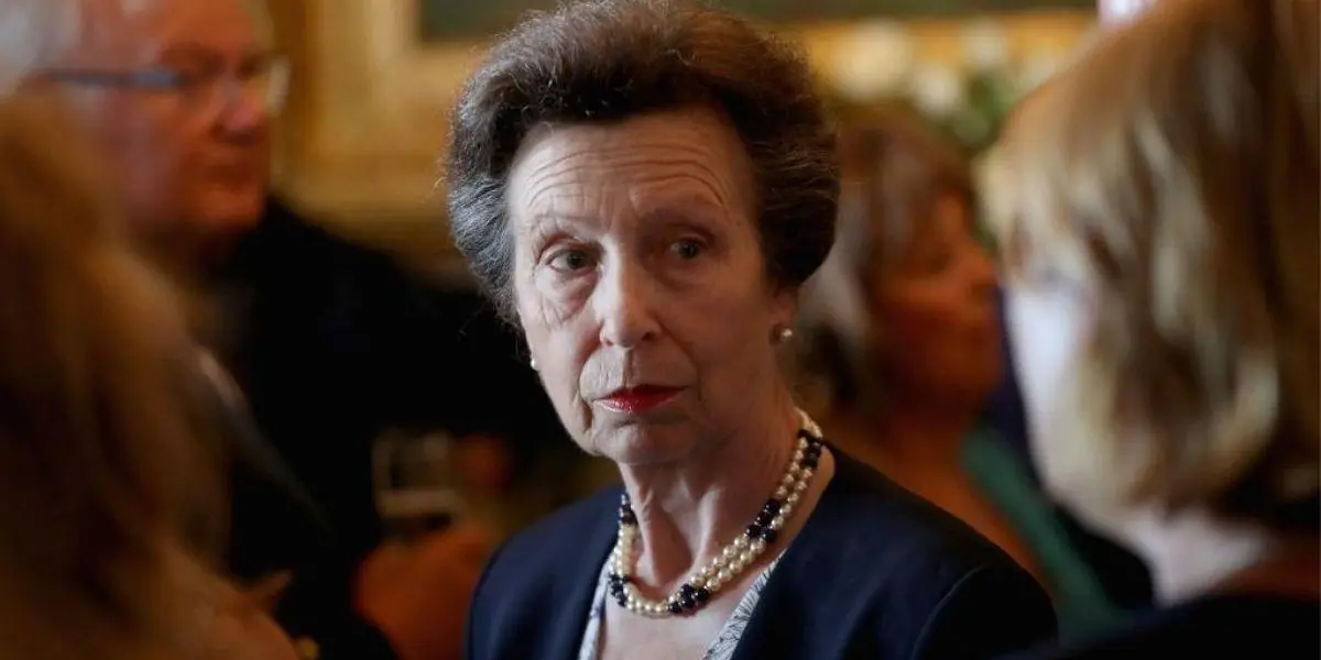 Princesa Anne olhando para o lado