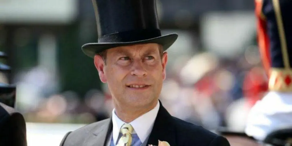 Príncipe Edward de chapéu olhando para o lado