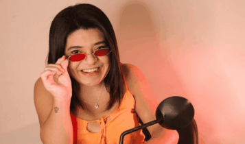 Foto mostra Lorrane Silva de óculos, sorrindo para a câmera no tik tok