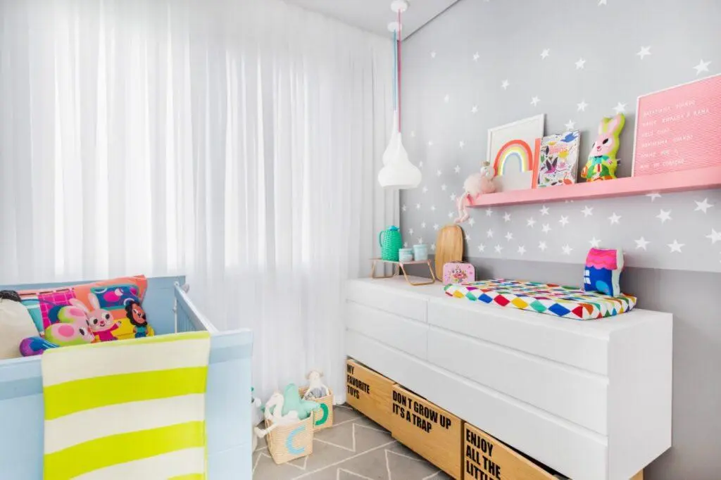 quarto de bebê colorido
