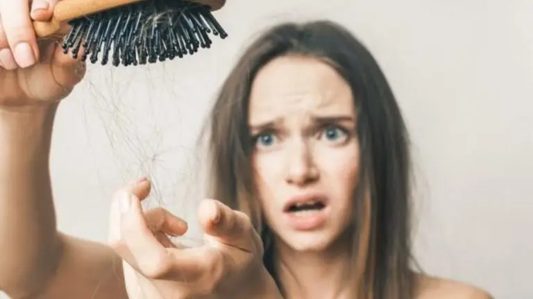 Queda de cabelo: saiba porque seus fios estão caindo e como resolver
