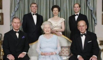 Rainha elizabeth, príncipe Philip e Charles sentados, com os outros filhos Elizabeth e o marido, príncipe Philip, com os filhos Charles, Andrew Albert, Anne Elizabeth e Edward Antony em pé