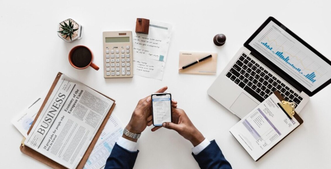 Fundos de Investimento. Pessoa usando o celular