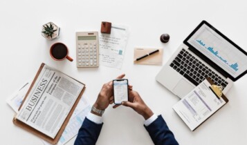 Fundos de Investimento. Pessoa usando o celular