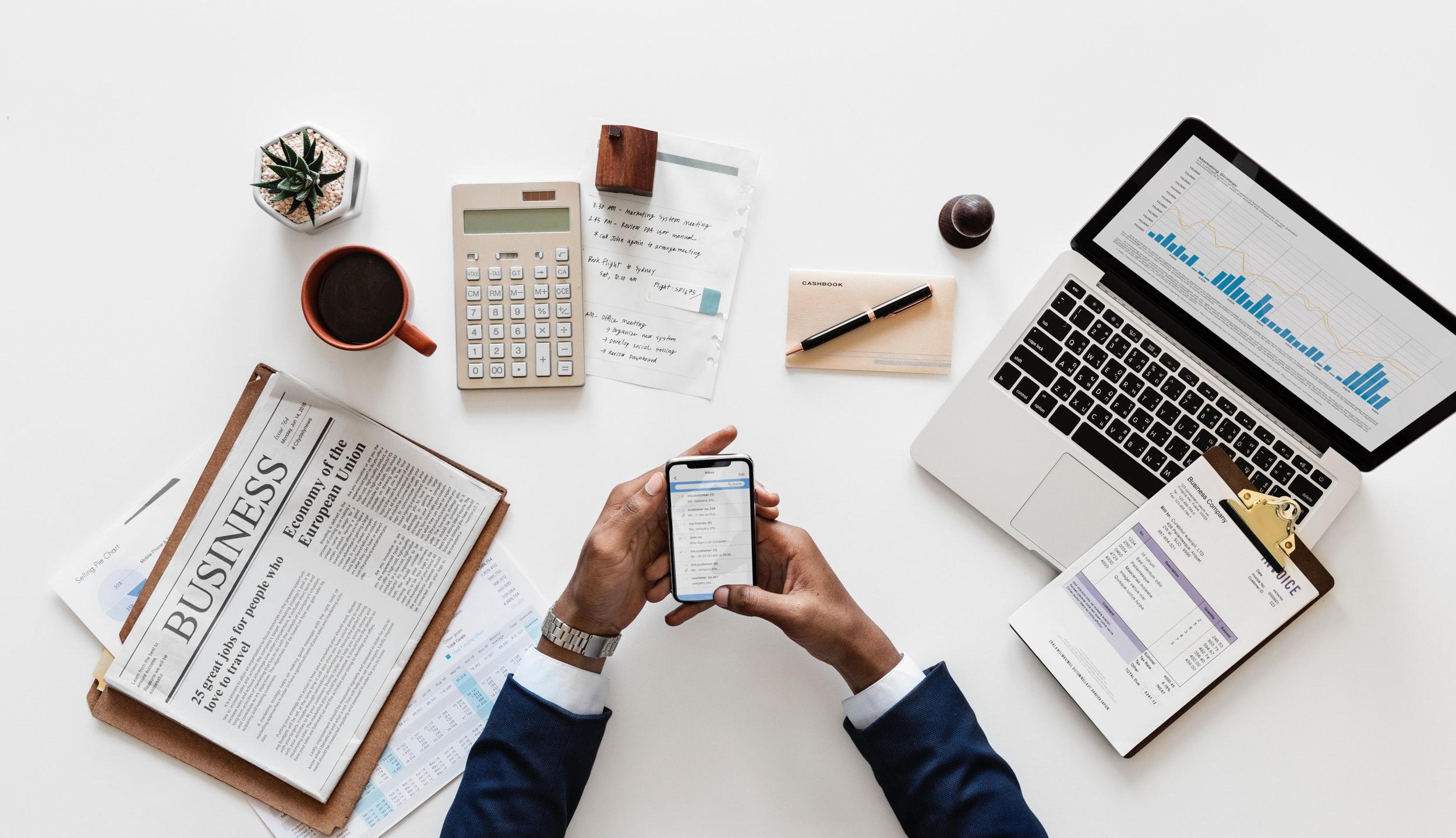 Fundos de Investimento. Pessoa usando o celular