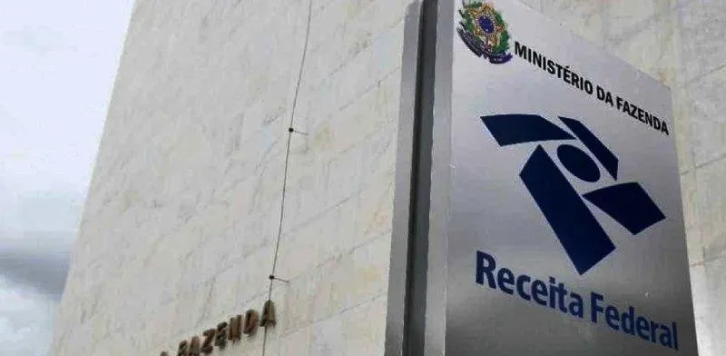 fachada do prédio da receita federal