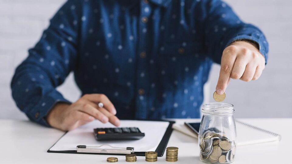 Homem contando sua renda extra