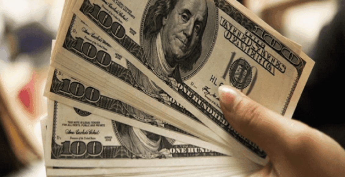 Cotação do dólar. Foto mostra várias notas de dólares.