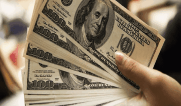 Cotação do dólar. Foto mostra várias notas de dólares.