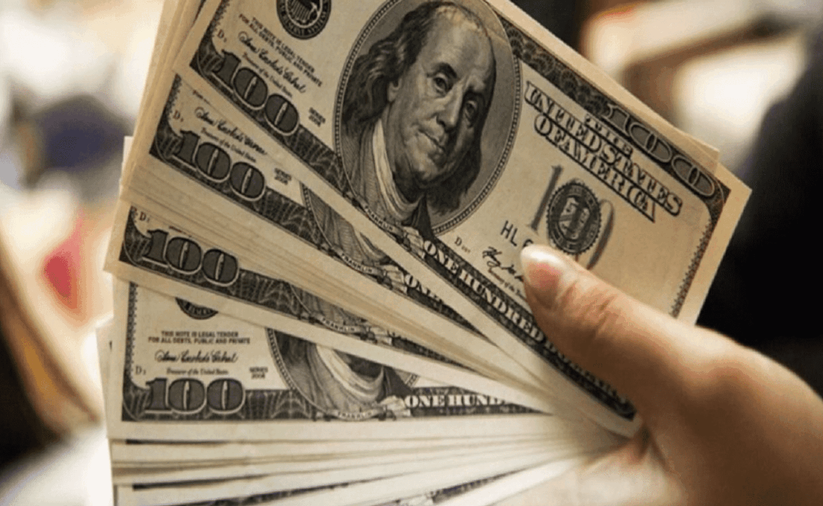 Cotação do dólar. Foto mostra várias notas de dólares.