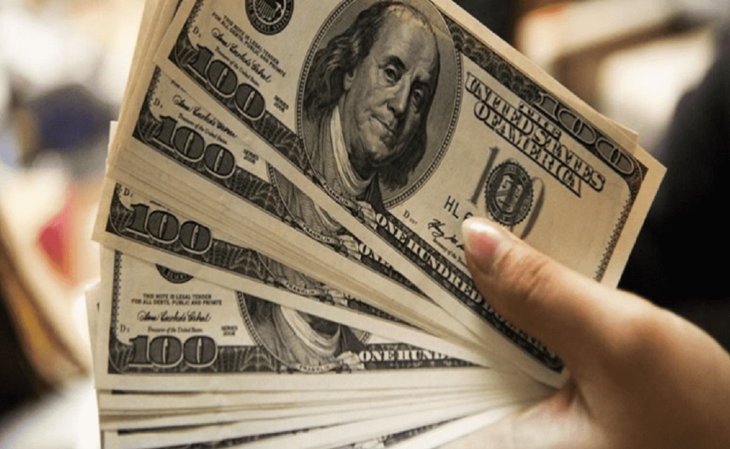 Cotação do dólar. Foto mostra várias notas de dólares.