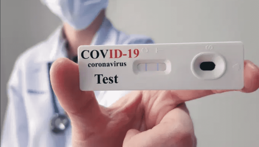 médico segurando um teste rápido de coronavírus