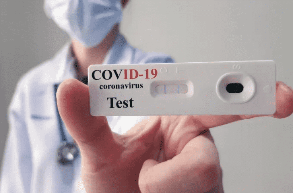 médico segurando um teste rápido de coronavírus