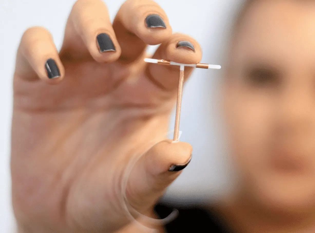 Foto mostra mulher segurando um DIU